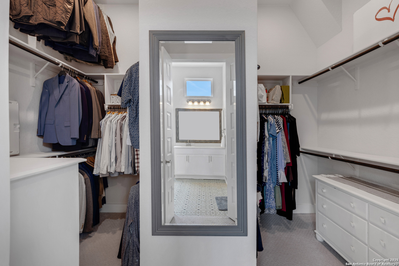 Walk-in closet 
