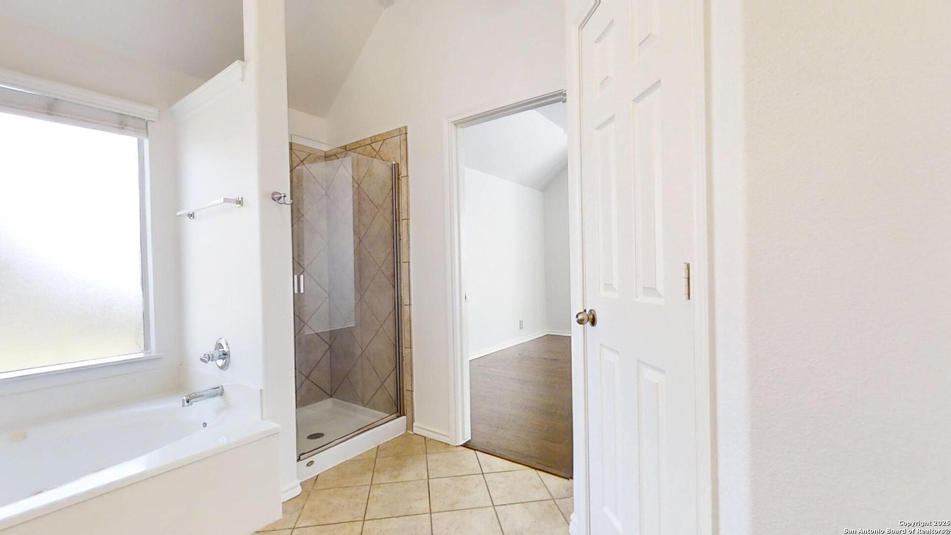 Separate jetted tub/shower