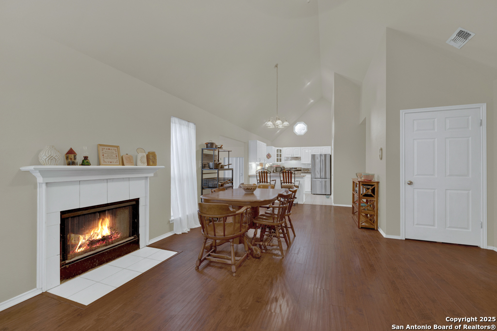 The fire in the fire place was virtually added. 