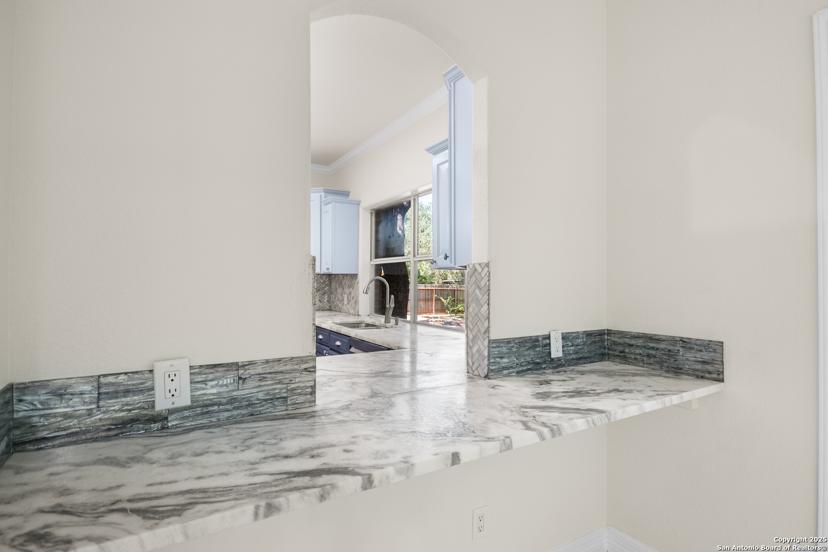 Bar from kitchen to dining