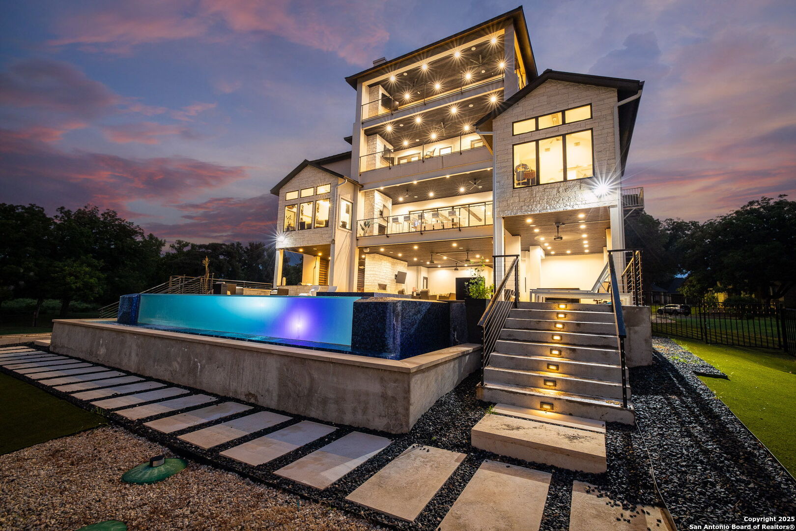 Glass infinity edge pool