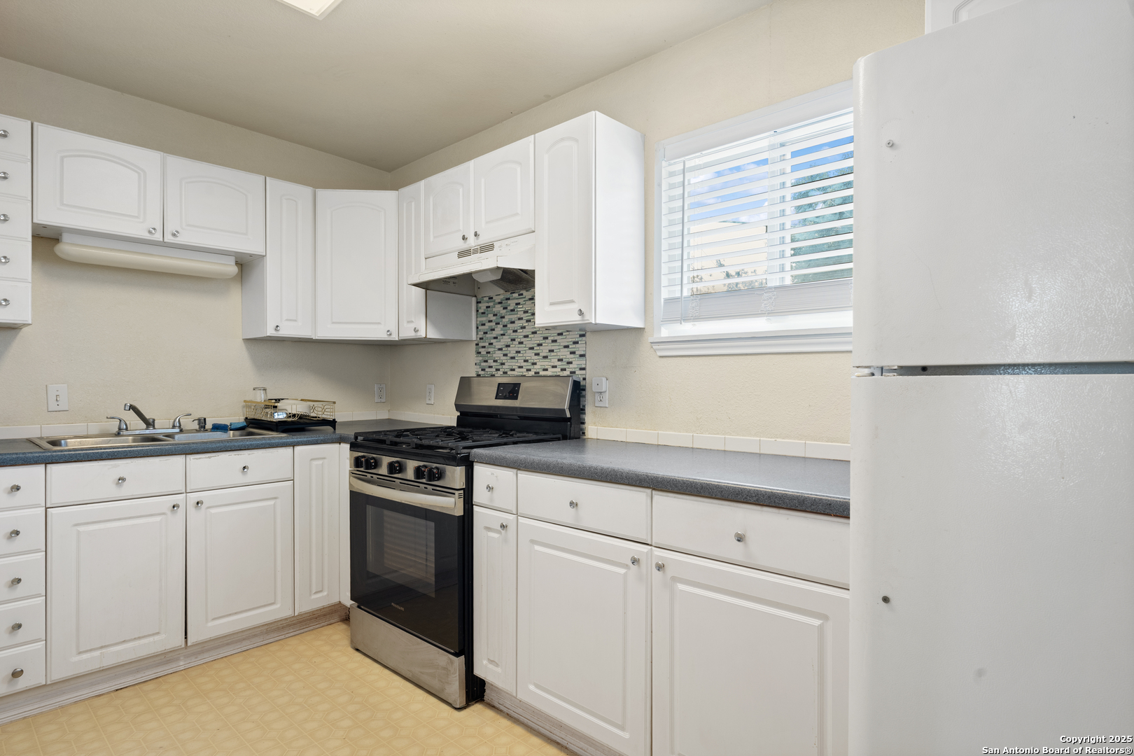 1448 W SUMMIT AVE, San Antonio, TX 78201