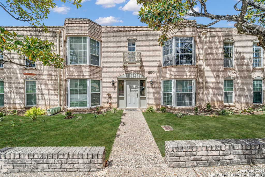 102 Ruelle, #200-B, San Antonio, TX 78209
