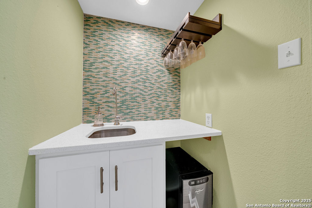 102 Ruelle, #200-B, San Antonio, TX 78209