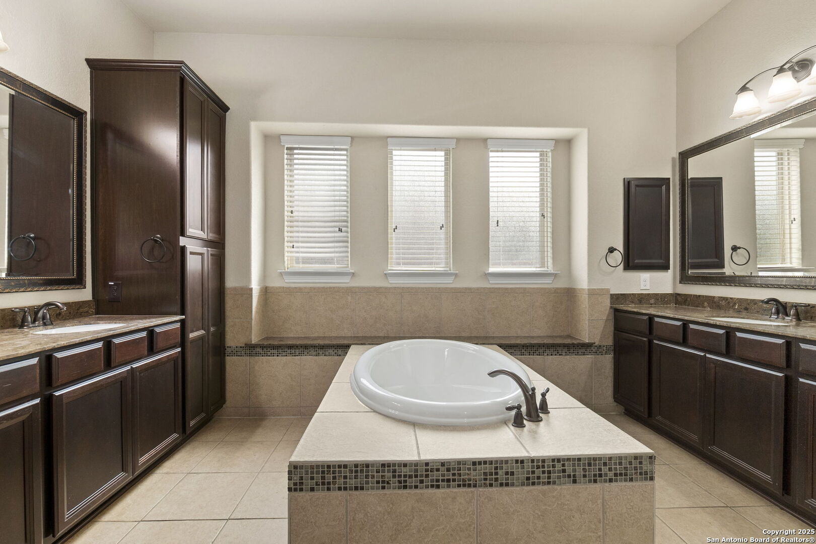 Light fill Ensuite with Privacy Windows