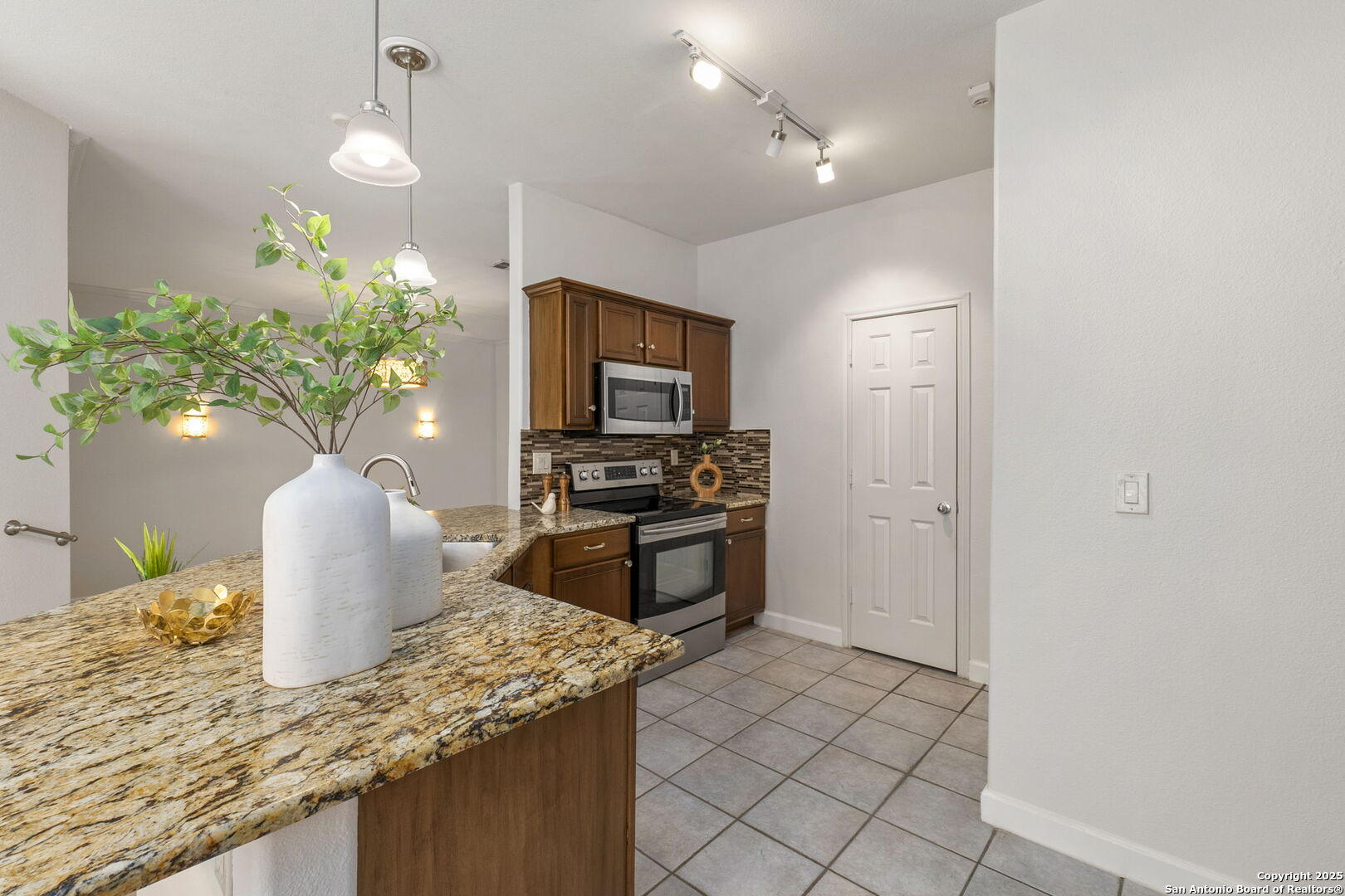 Kitchen - breakfast bar