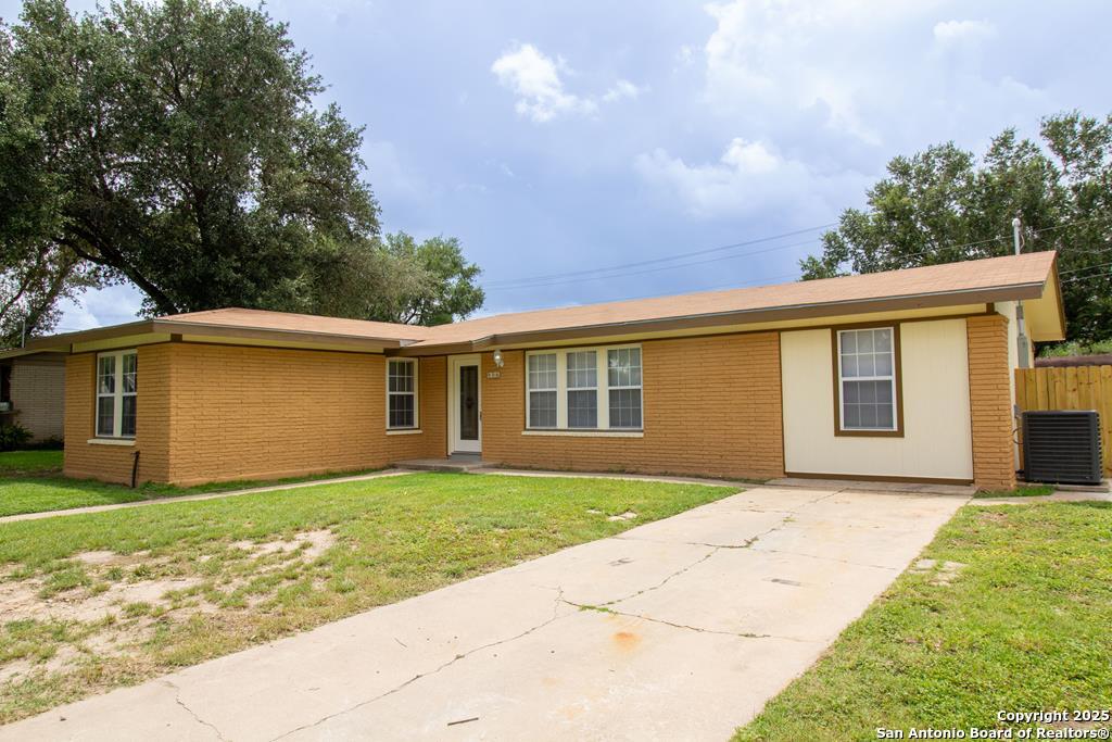 1st image of 906 E Toledo, Beeville, TX 78102 | MLS# 1901762