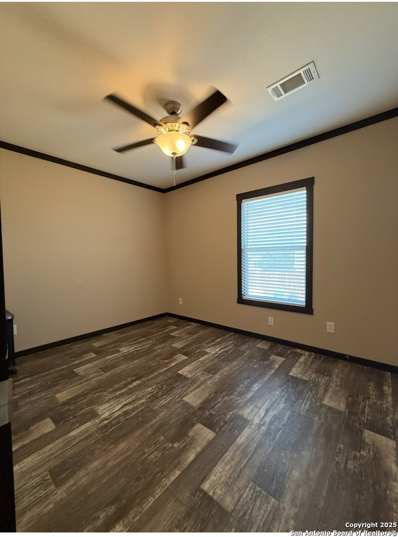 165 MARAVILLAS DR, Pleasanton, TX 78064