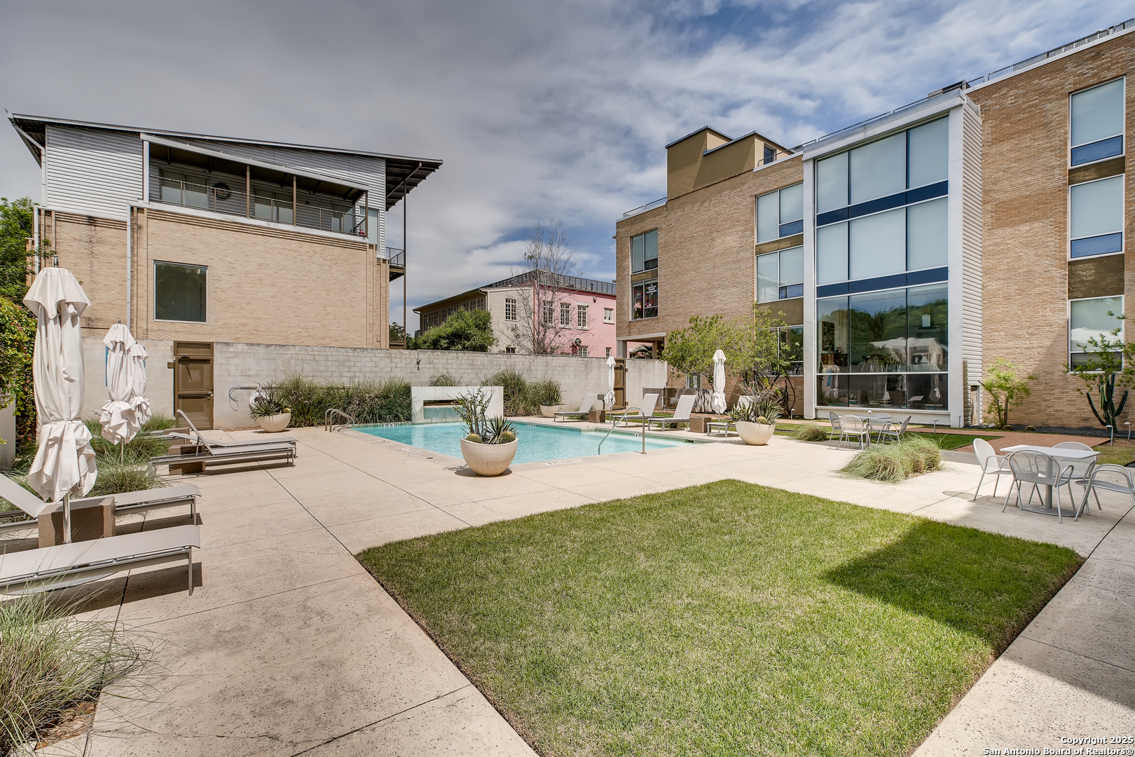 1115 S Alamo 2203