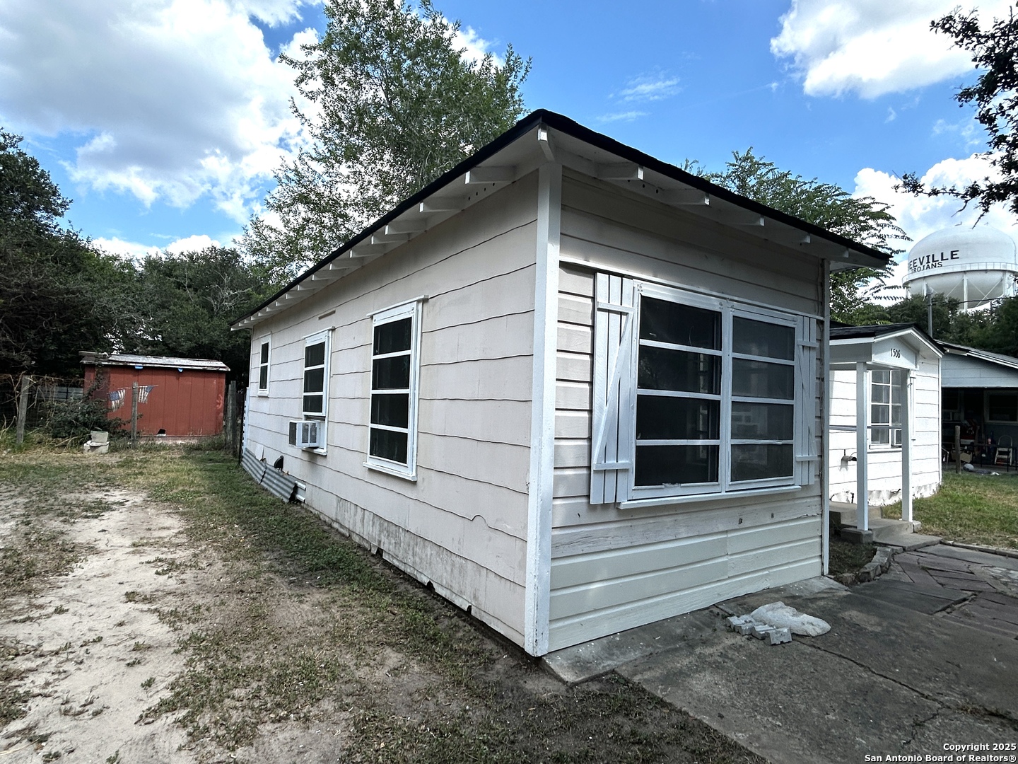 1506 N Avenue E, Beeville, TX 78102
