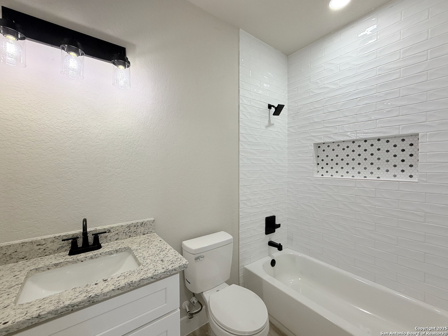 121 Camino Verde Ct, La Vernia, TX 78121