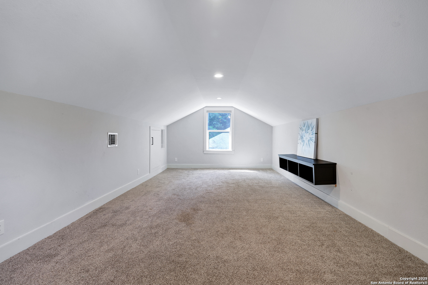 Extra room for living - music - bedroom.