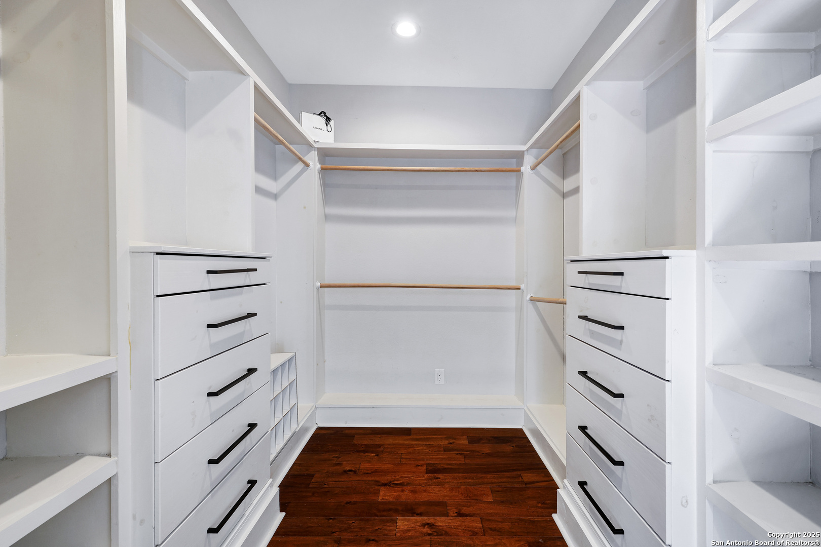Closet. Built ins!