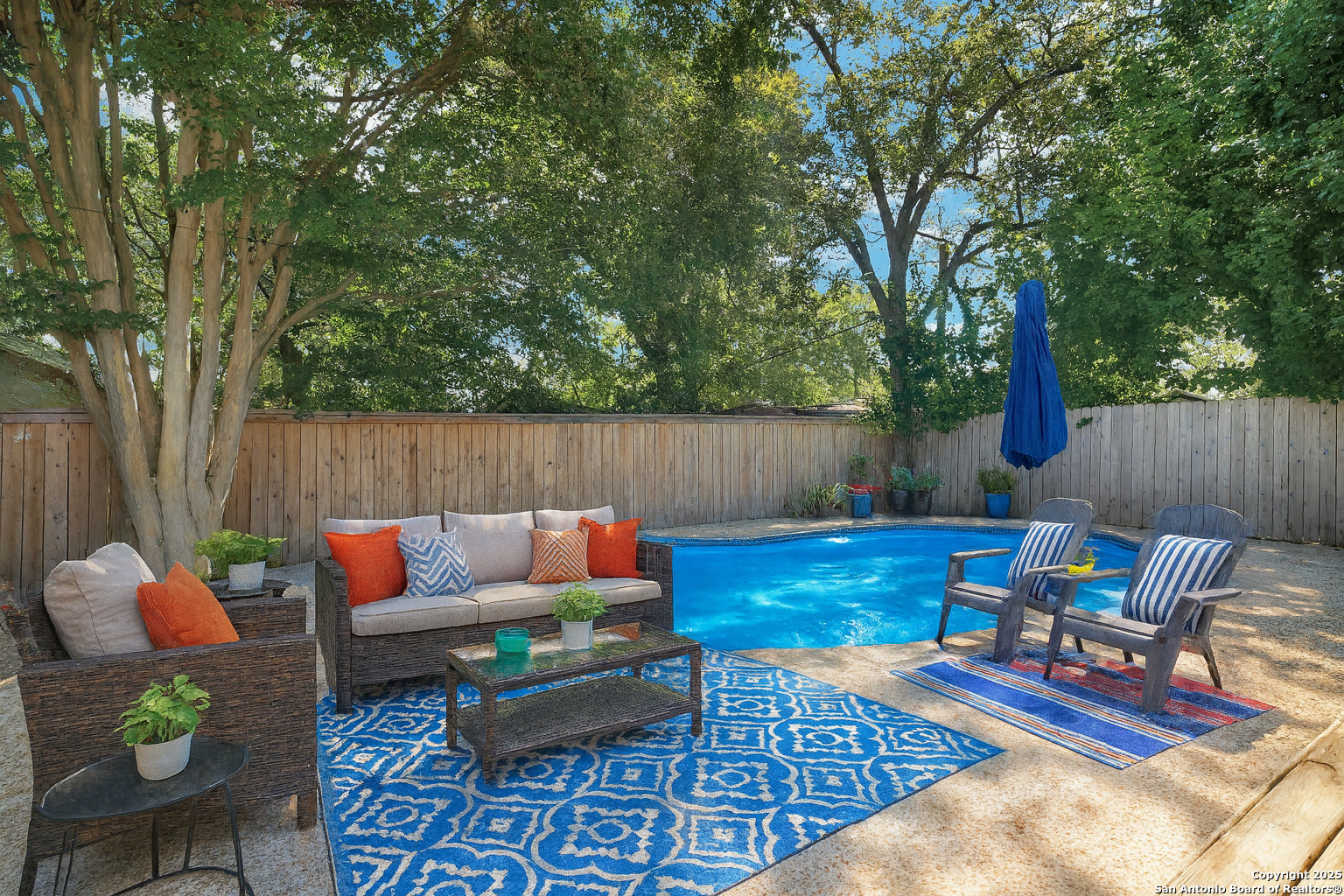 Enjoy relaxing days by the pool!