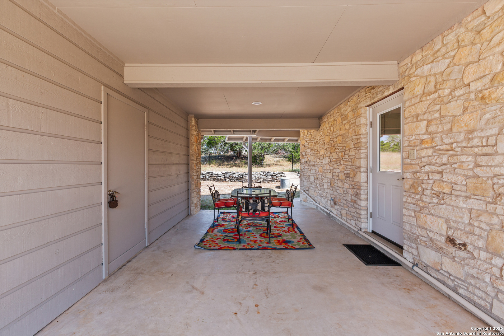 Dogtrot between house and the garage