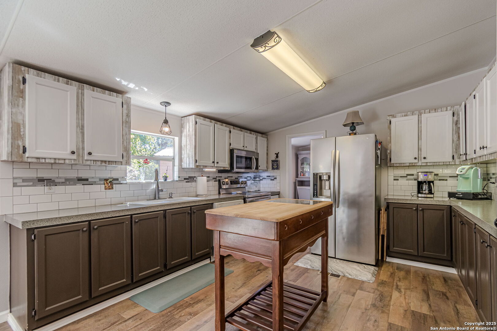 plenty of kitchen cabinets