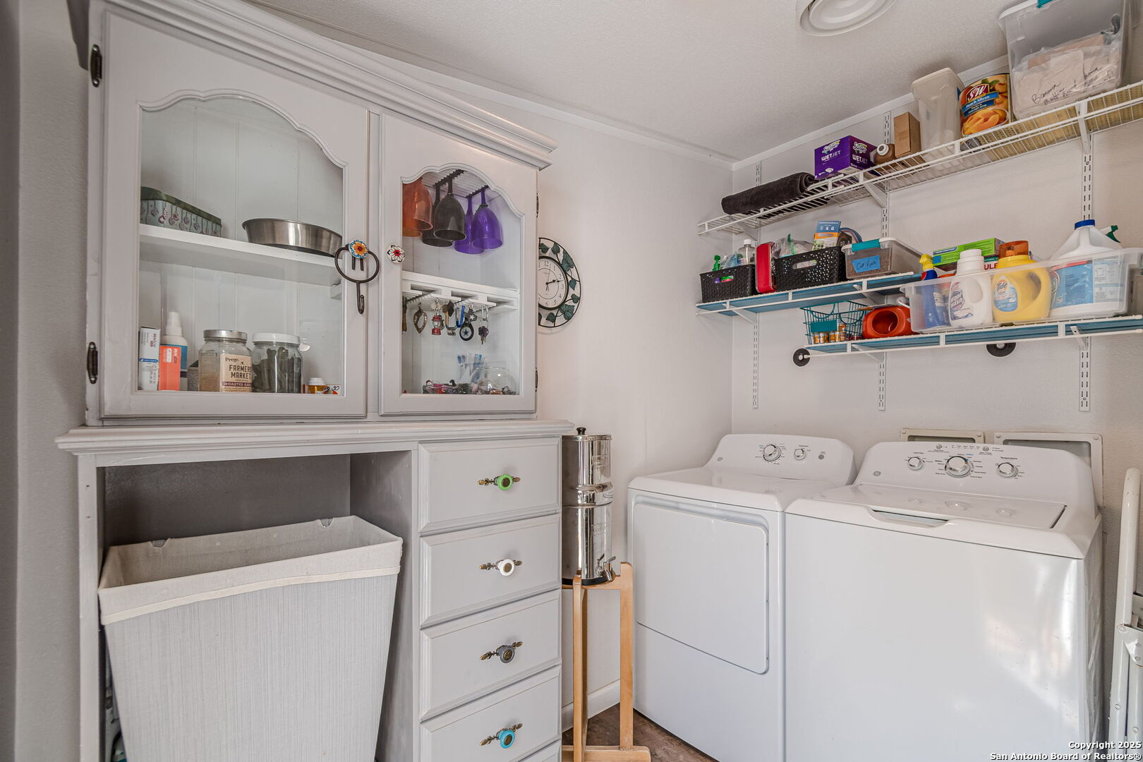 Laundry area, W/D convey