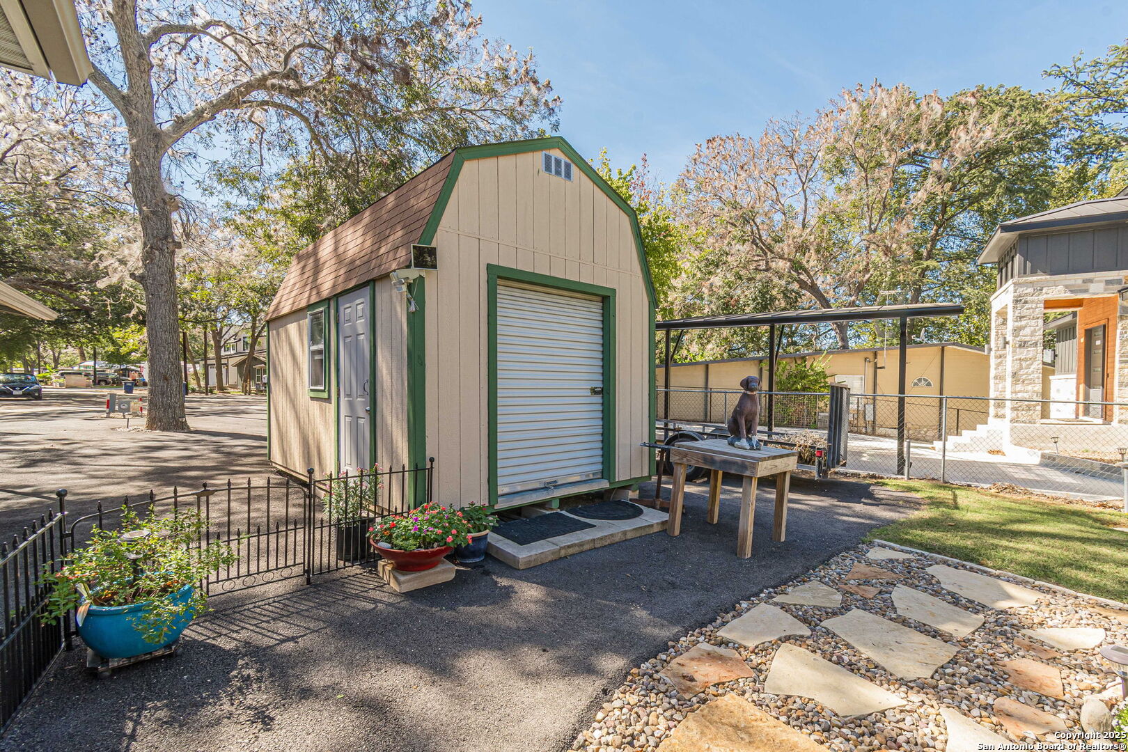 15 x 10 storage w/eletric