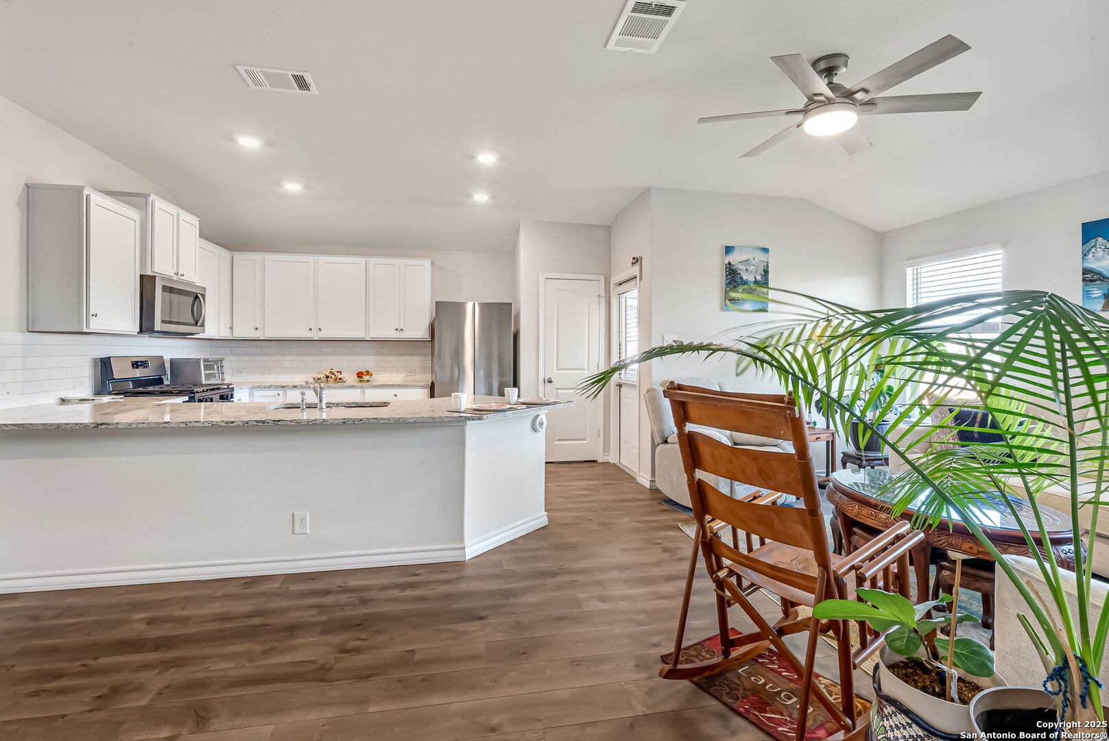 Open floorplan, perfect for entertaining