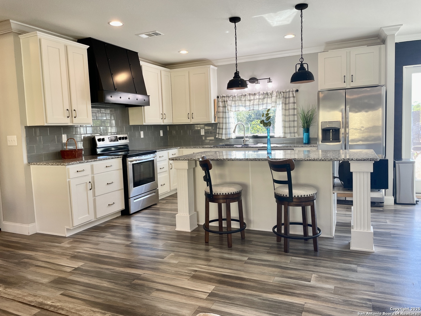 Kitchen with breakfast bar