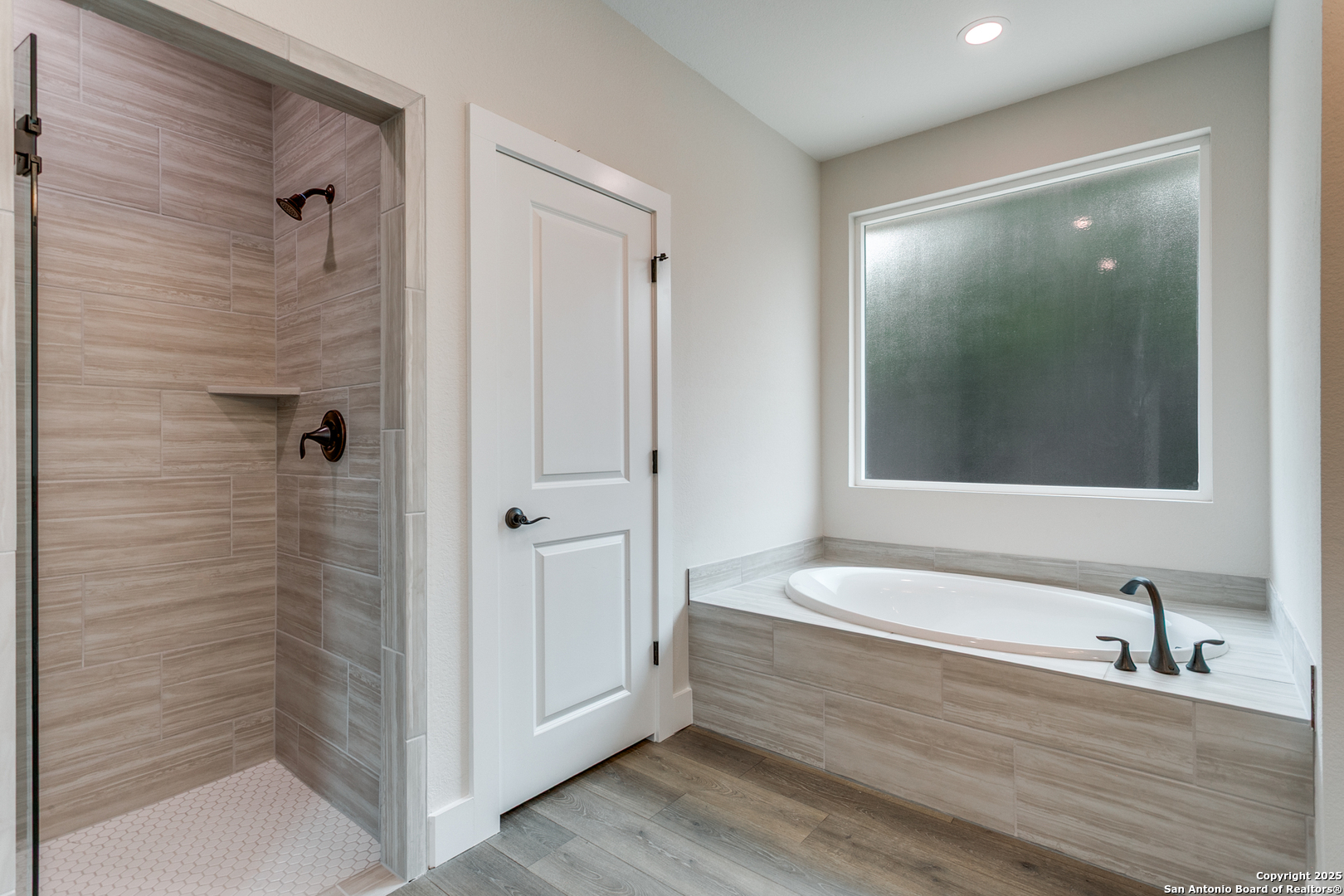 MASTER TUB AND SEPARATE SHOWER