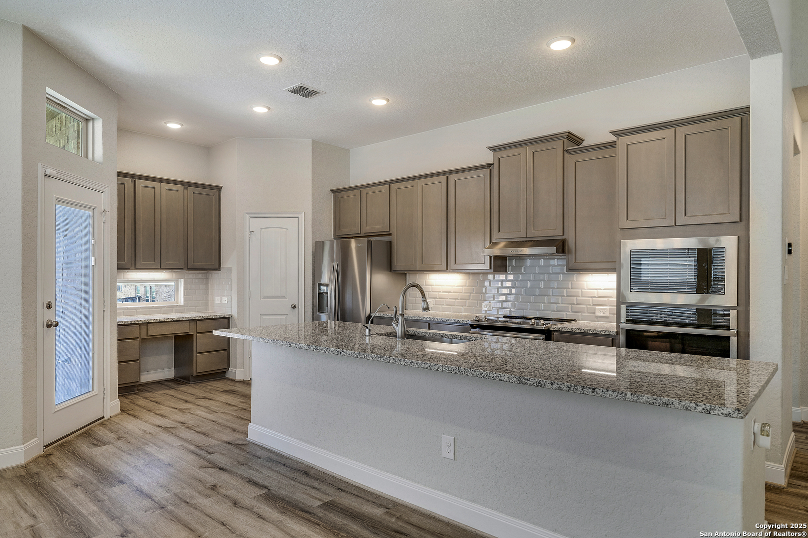 Chef kitchen: granite island