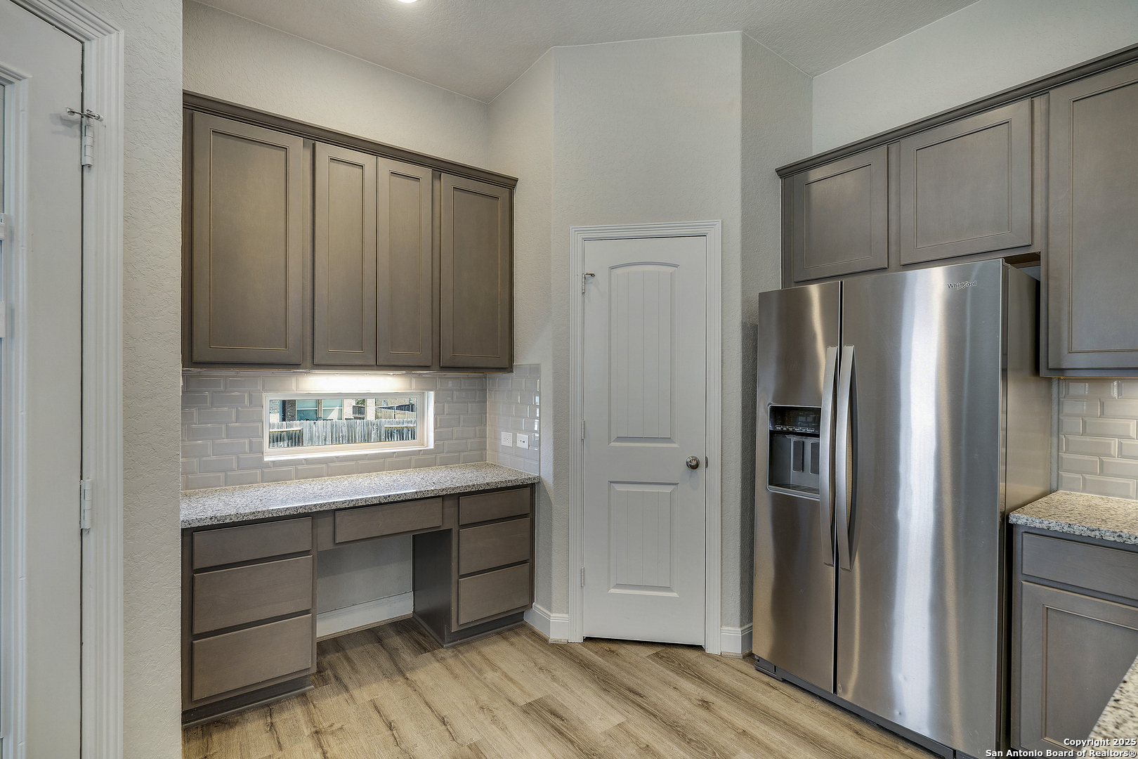 Stainless appliances, pantry