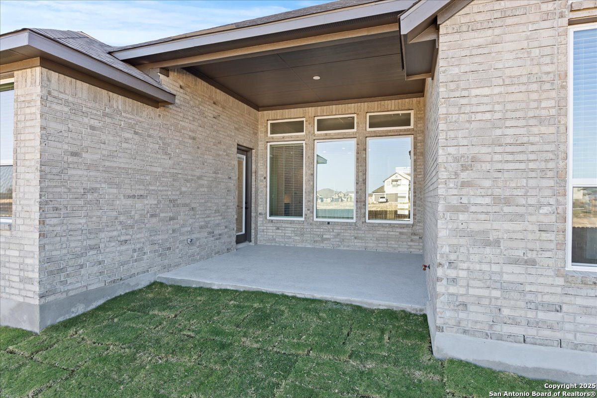 MOVE IN READY!! 3-CAR GARAGE