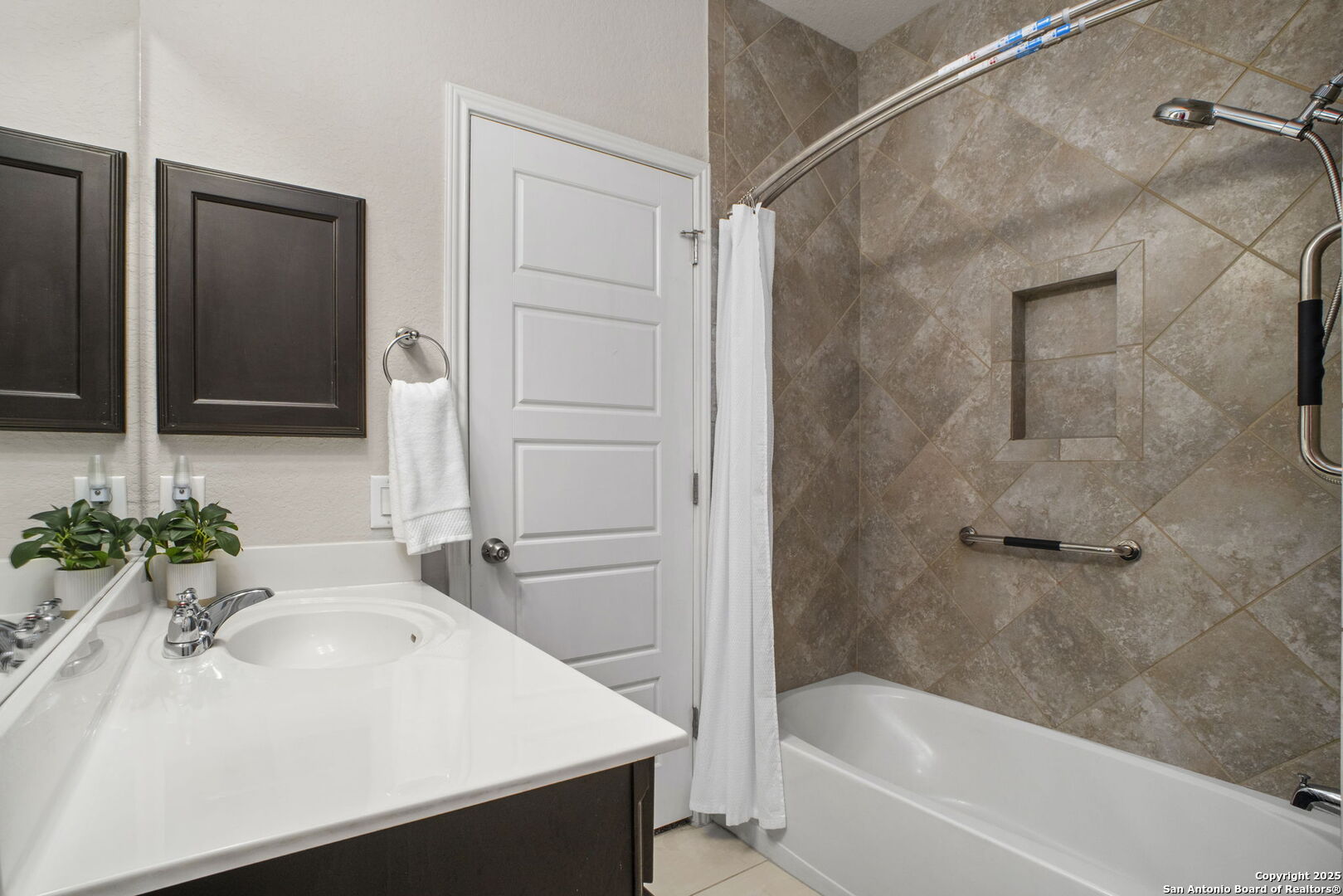Ensuite bath for multifamily living/guests