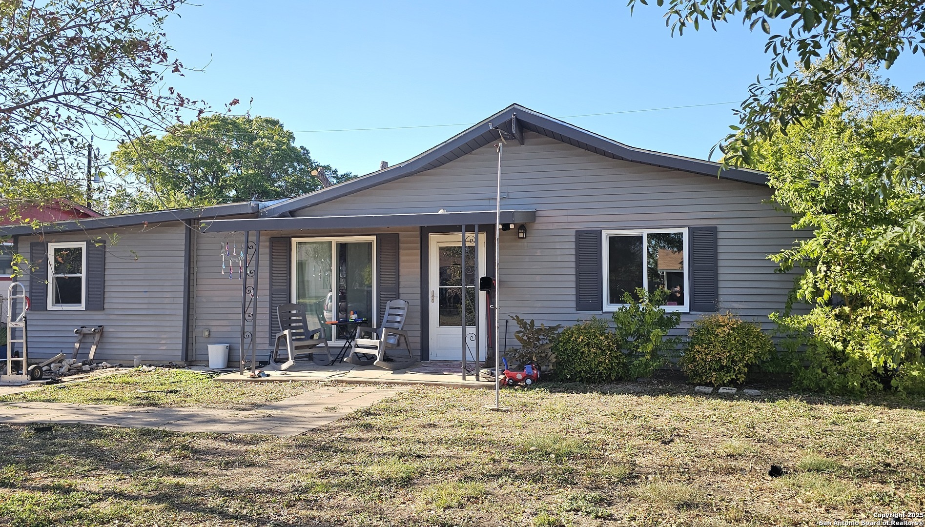 Front driveway to the left not pictured