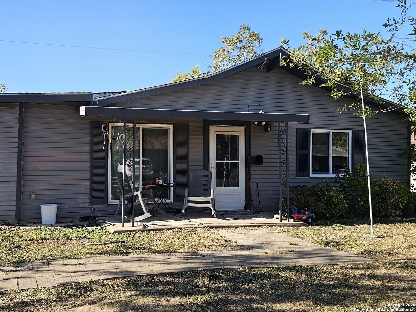 Front driveway to the left not pictured