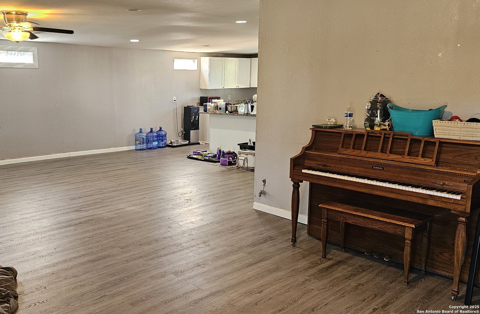 Large sitting, formal, flex room at entrance