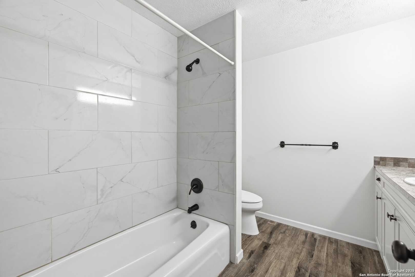 Guest bathroom w/ shower/tub combo.