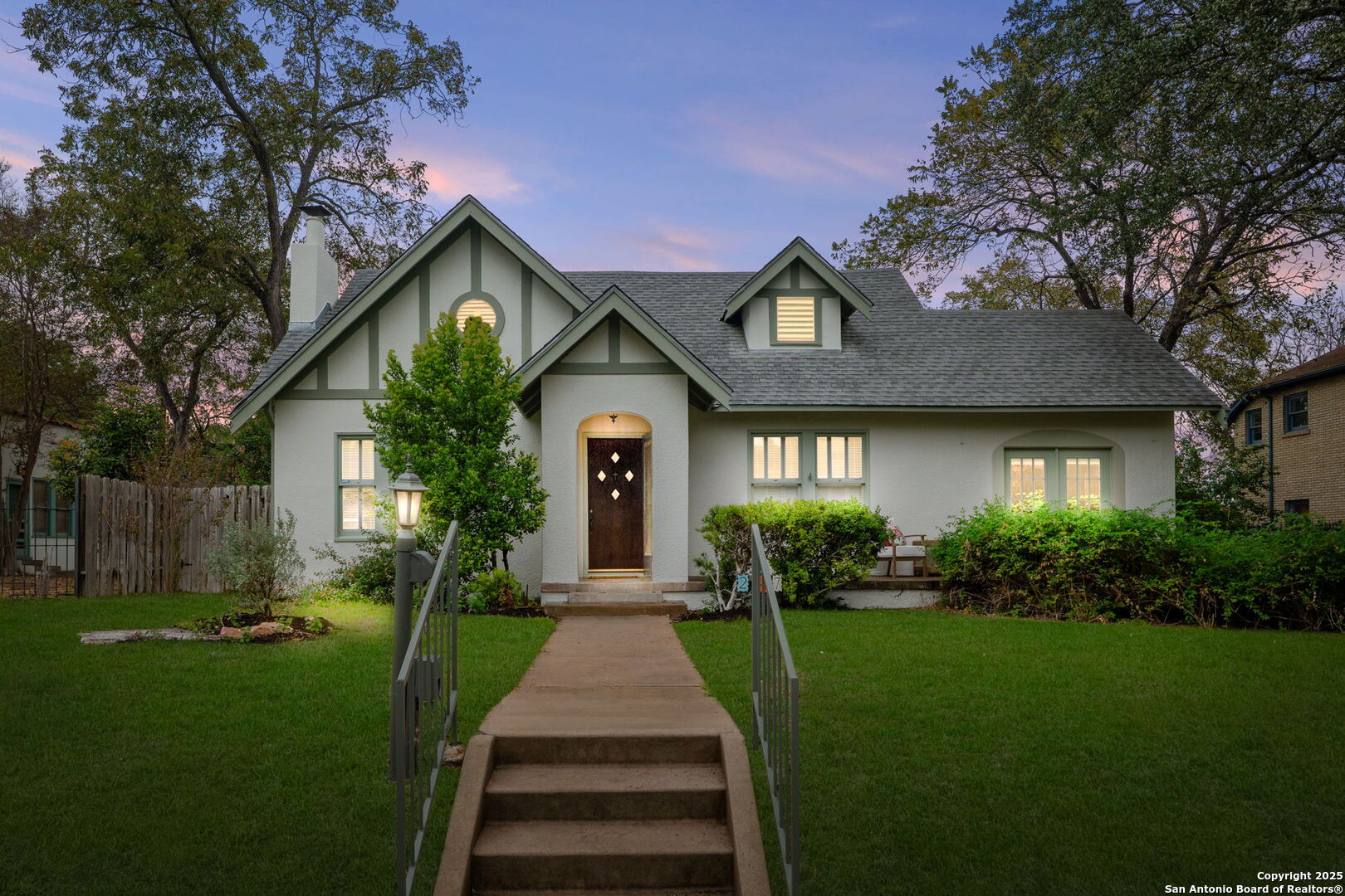 Charming one-story home in historic Monte Vista. Light, spacious living room with hardwood floors and fireplace. Breakfast room features a bay windows and butler's pantry. Primary suite includes a flexible attached office/nursery/sunroom.  Detached 3-car carport plus 2 back houses.  Walk to Landa Library, Trinity Univ., restaurants and shops.