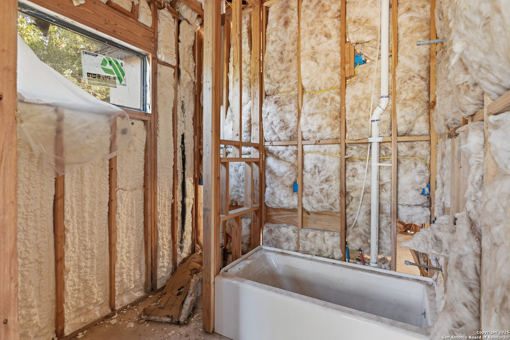 2nd bedroom bath & tub