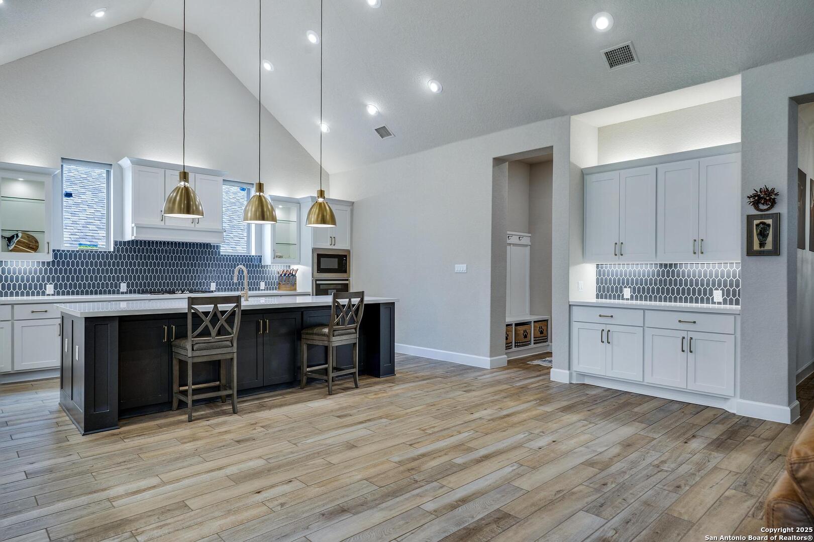 Open floorplan, island kitchen