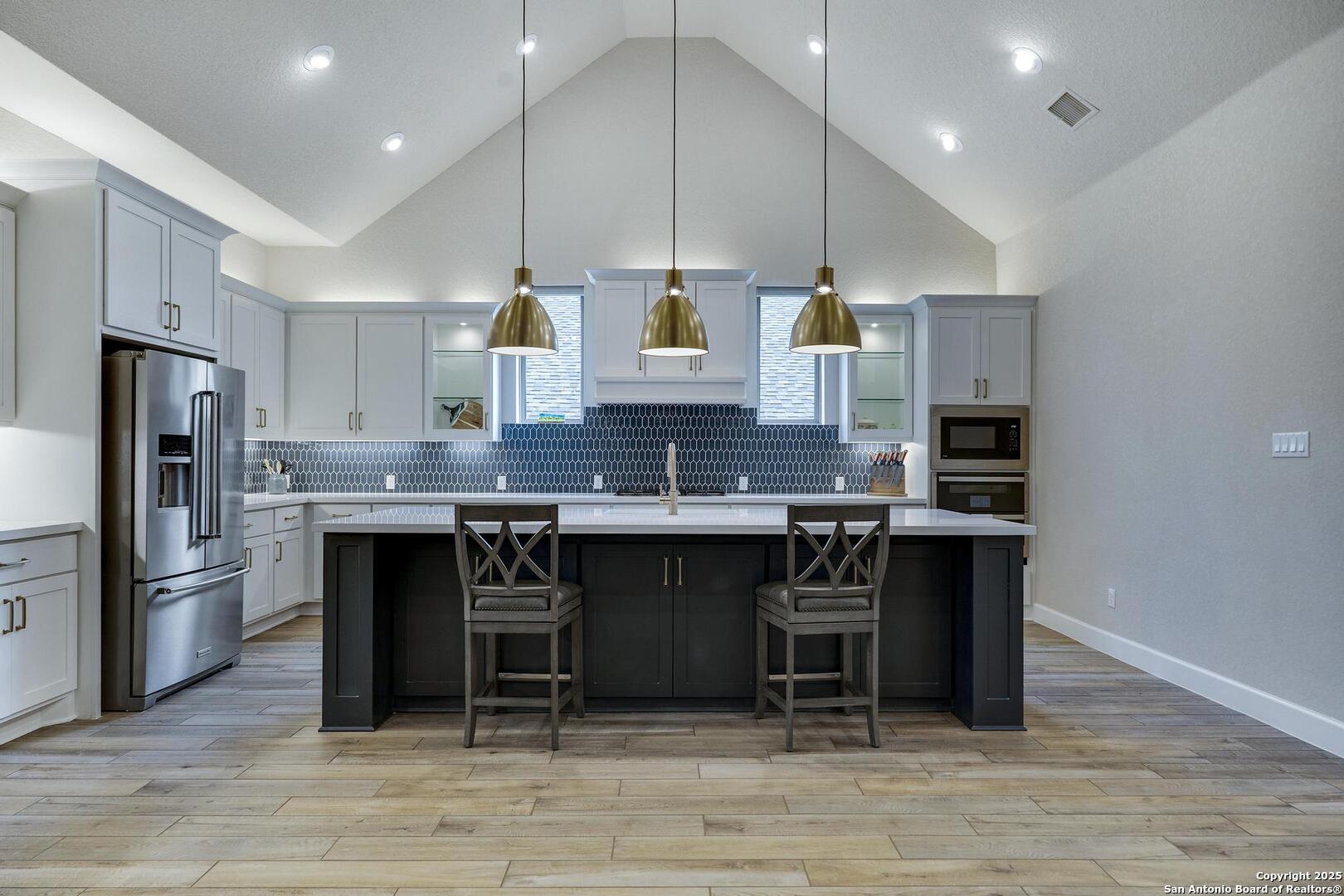 Open floorplan, island kitchen