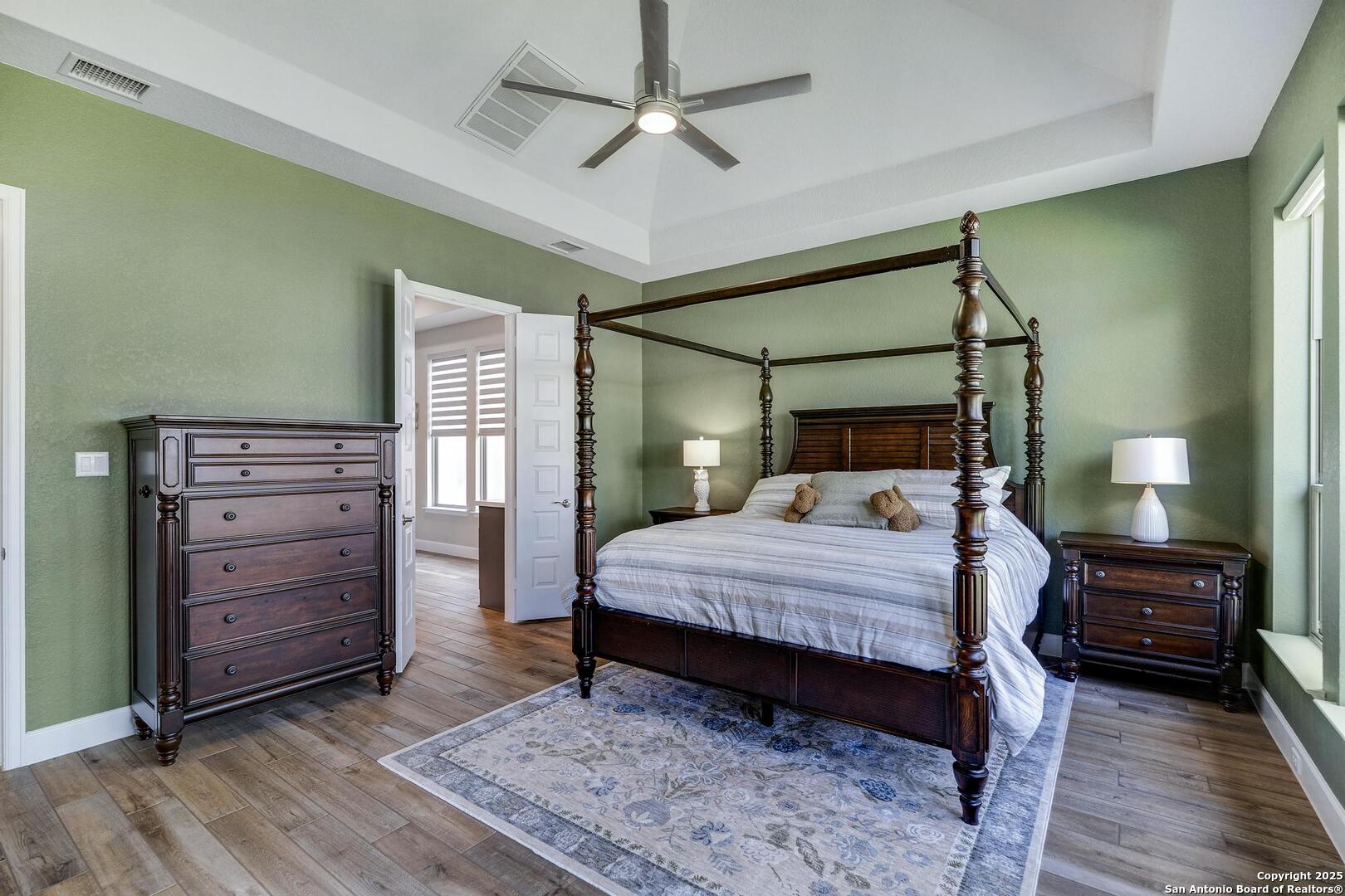 High ceilings, natural light