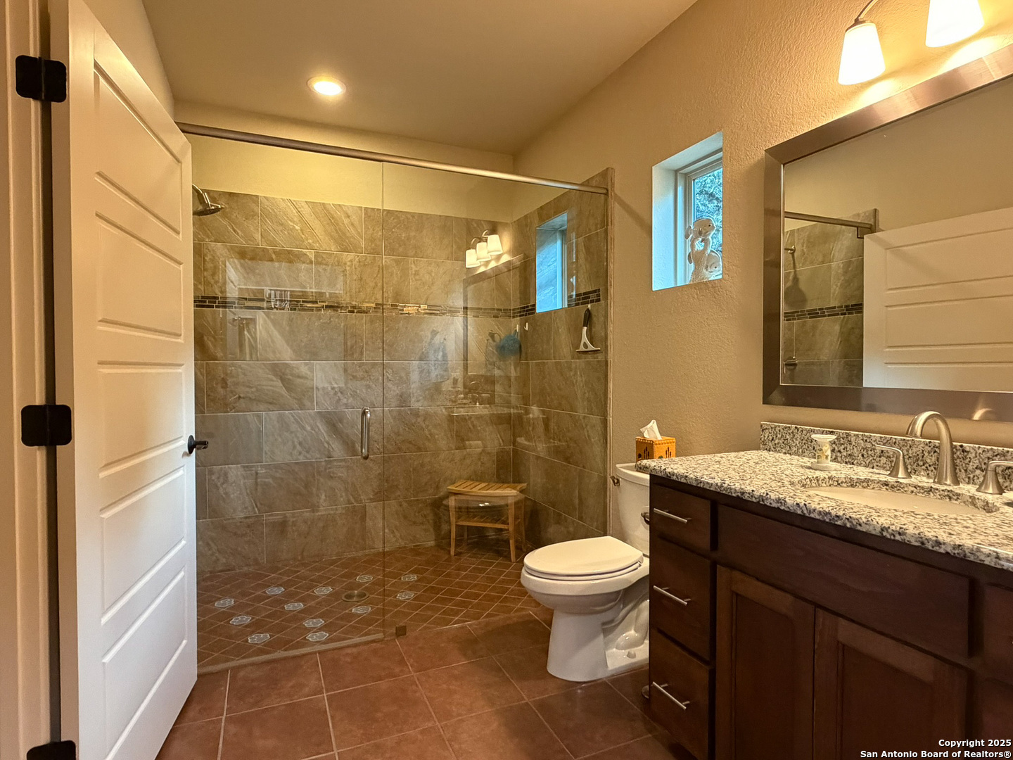 Guest Bathroom with 2nd bedroom 1st floor