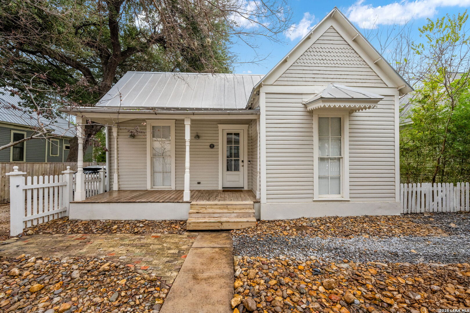 906 Carson St Listing Cover Image