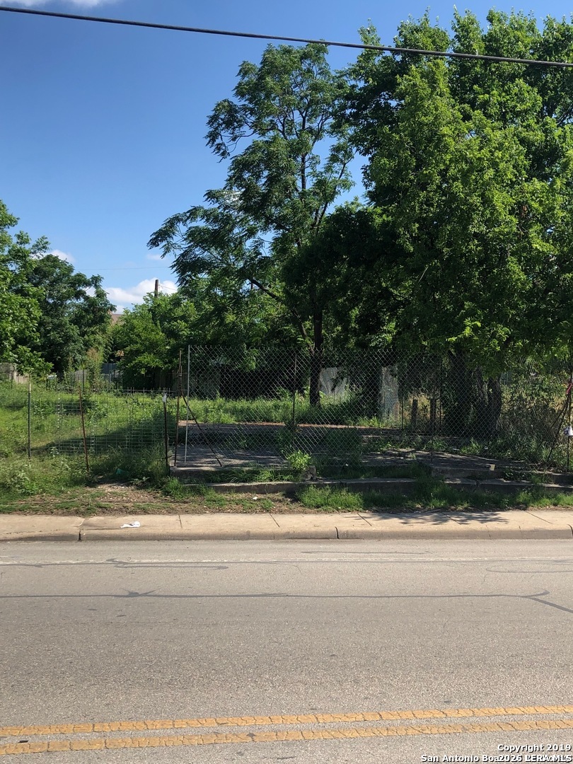 ***For Lease only $100 A MONTH, WITH $1000.00 DEPOSIT****High Traffic Area*** Great for Taco Truck or Mobile Eatery*** Minutes from downtown
