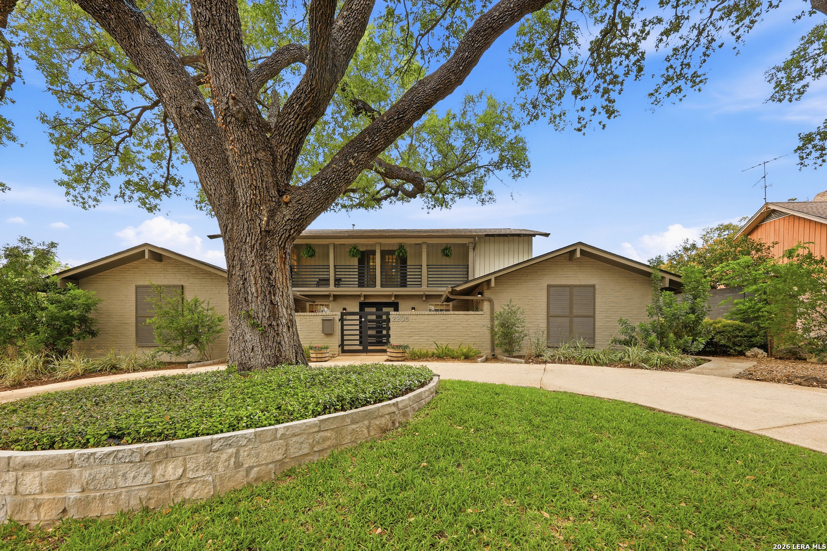 2203 BRIARWOOD DR