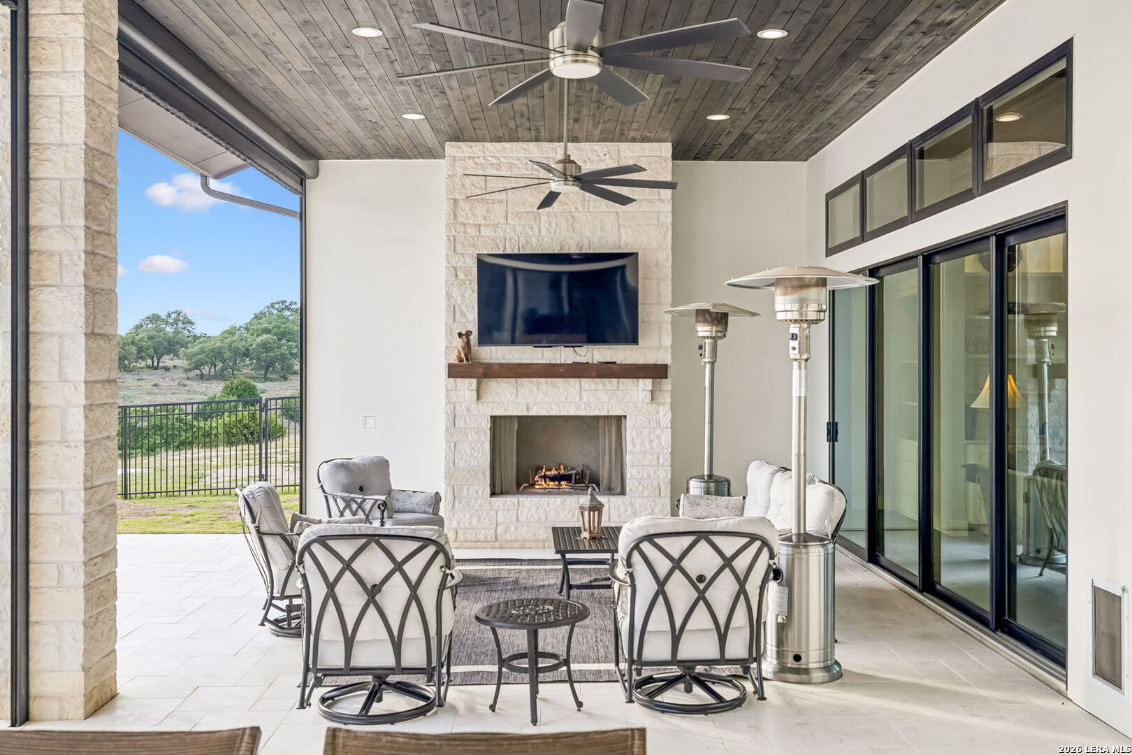 1051 N Cattlemans Crossing Dr, Kerrville, TX 78028