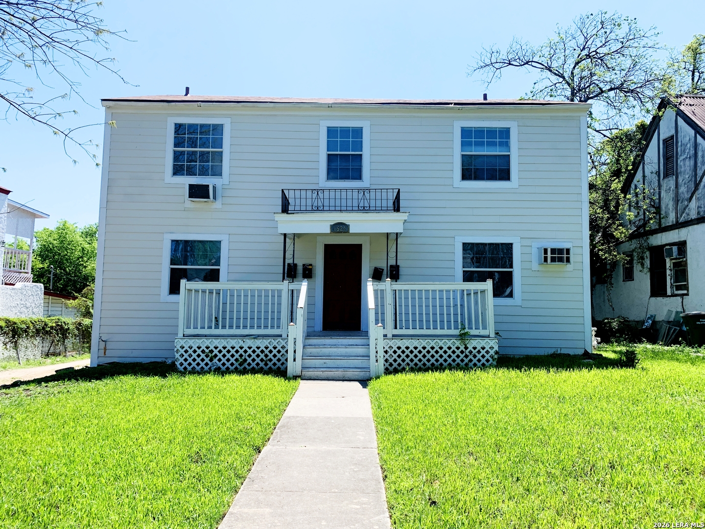 1524 Woodlawn Listing Cover Image