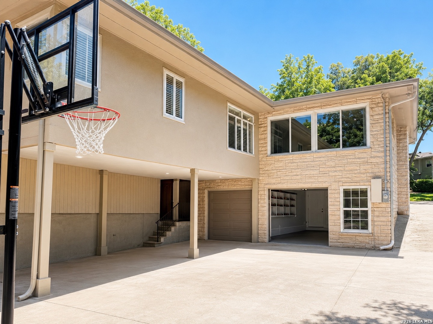 109 Zambrano Rd, Terrell Hills, TX 78209