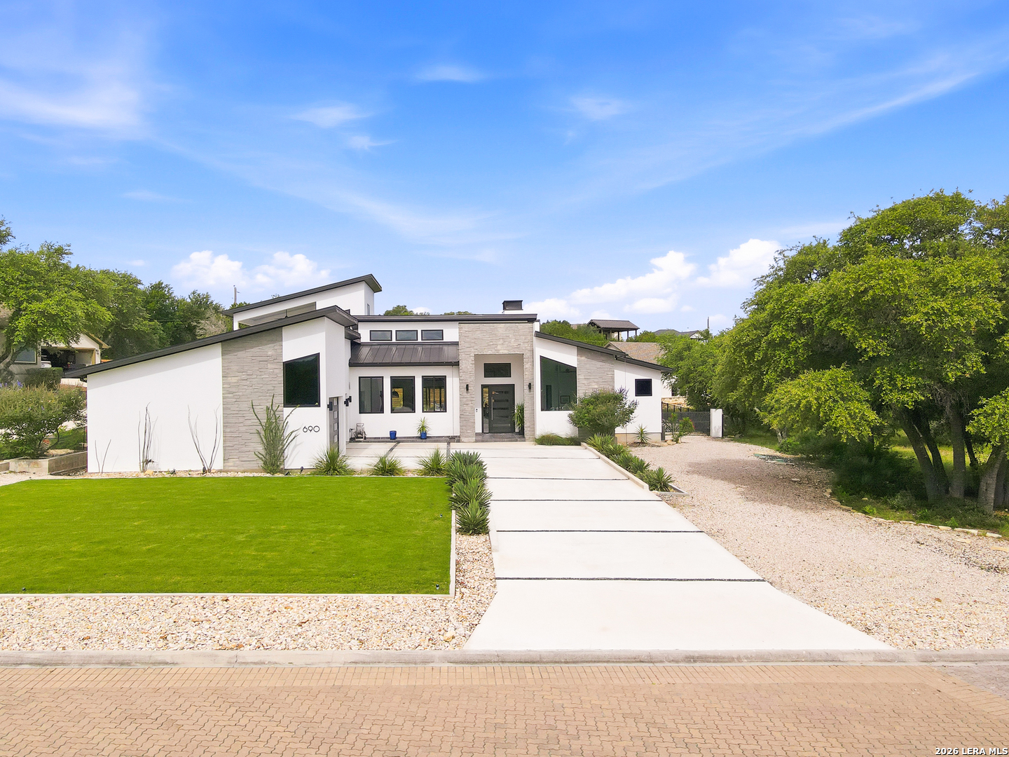 690 Kings Point Listing Cover Image