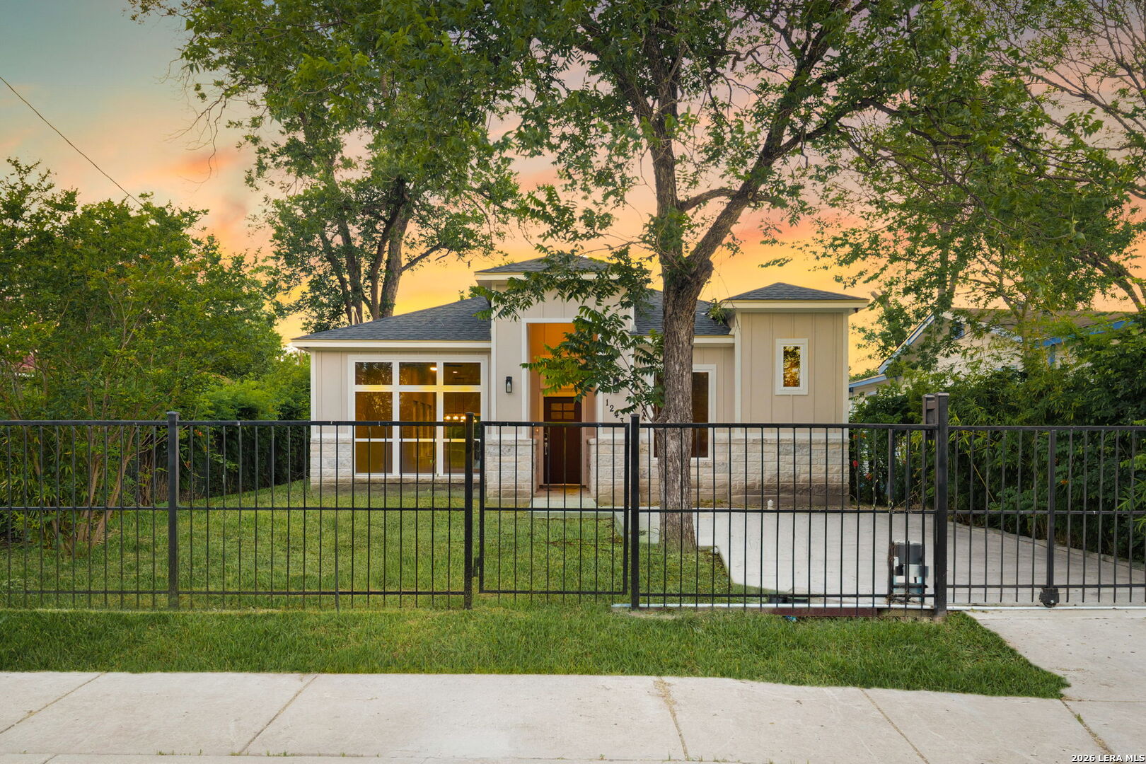 1243 W Harlan Ave
