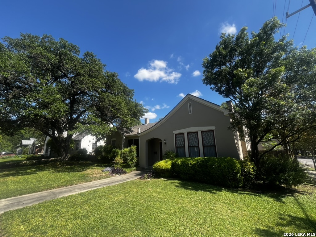 134 W Agarita Ave