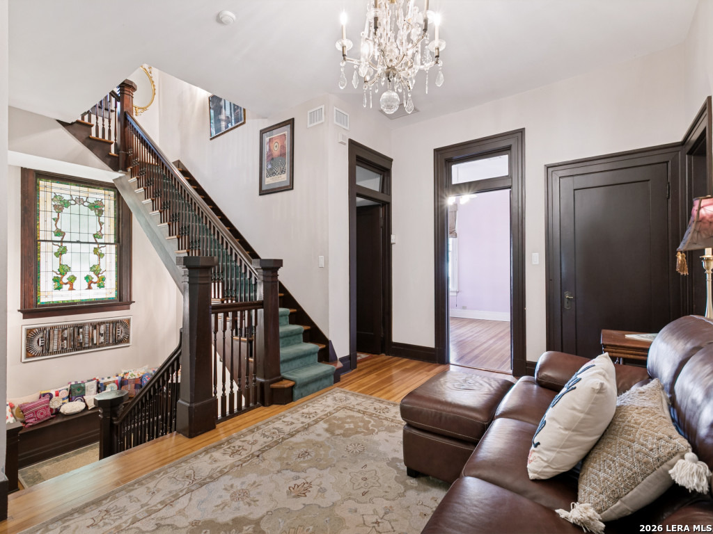 125 W Agarita Ave., San Antonio, TX 78212