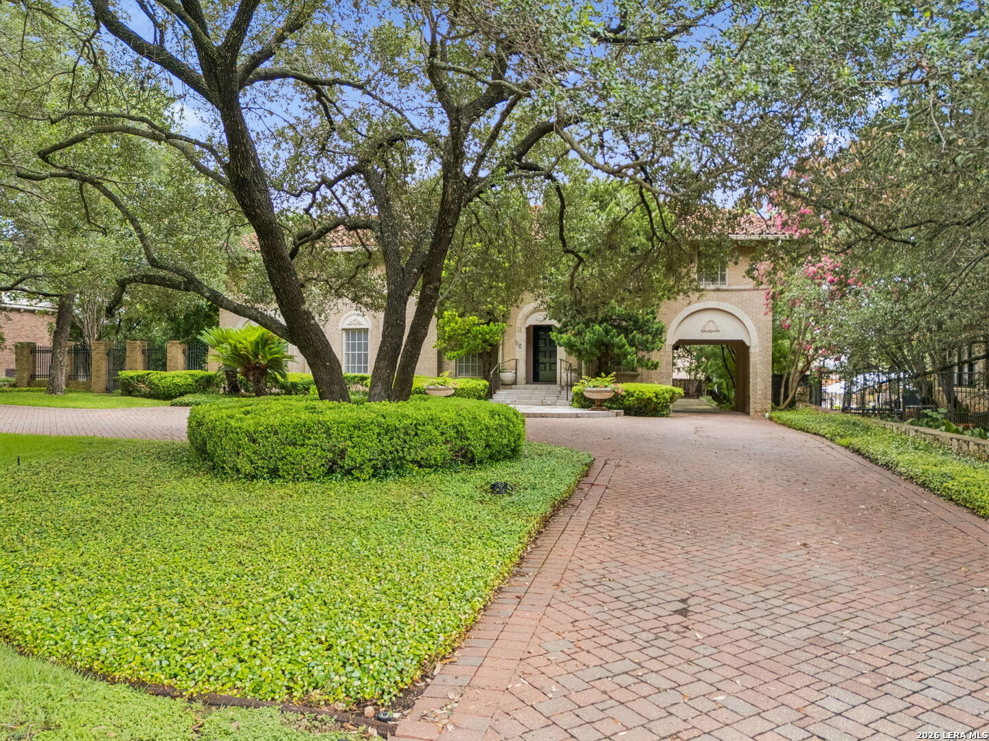110 Geneseo Rd, Terrell Hills, TX 78209